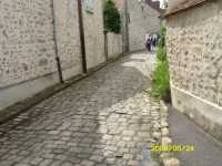 The cobbled Ruelle Des Cavaliers